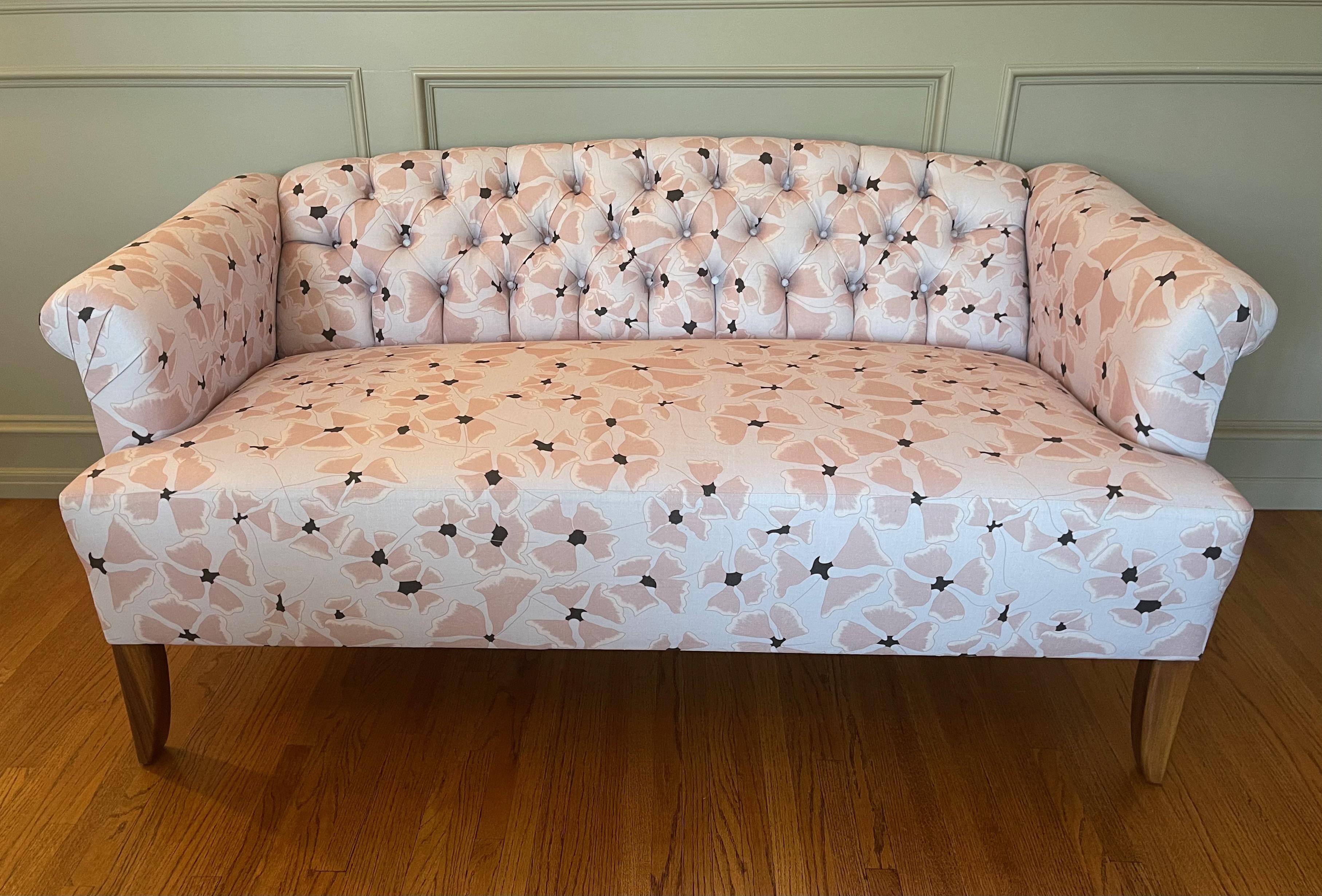 A fresh take on the classic Chesterfield, the Faye Button Tufted Settee pairs immaculate fabrication and finishing with supreme comfort. Upholstered in our Francesca linen in the Arctic Blush colorway, this luxurious bench is ideal in a dressing