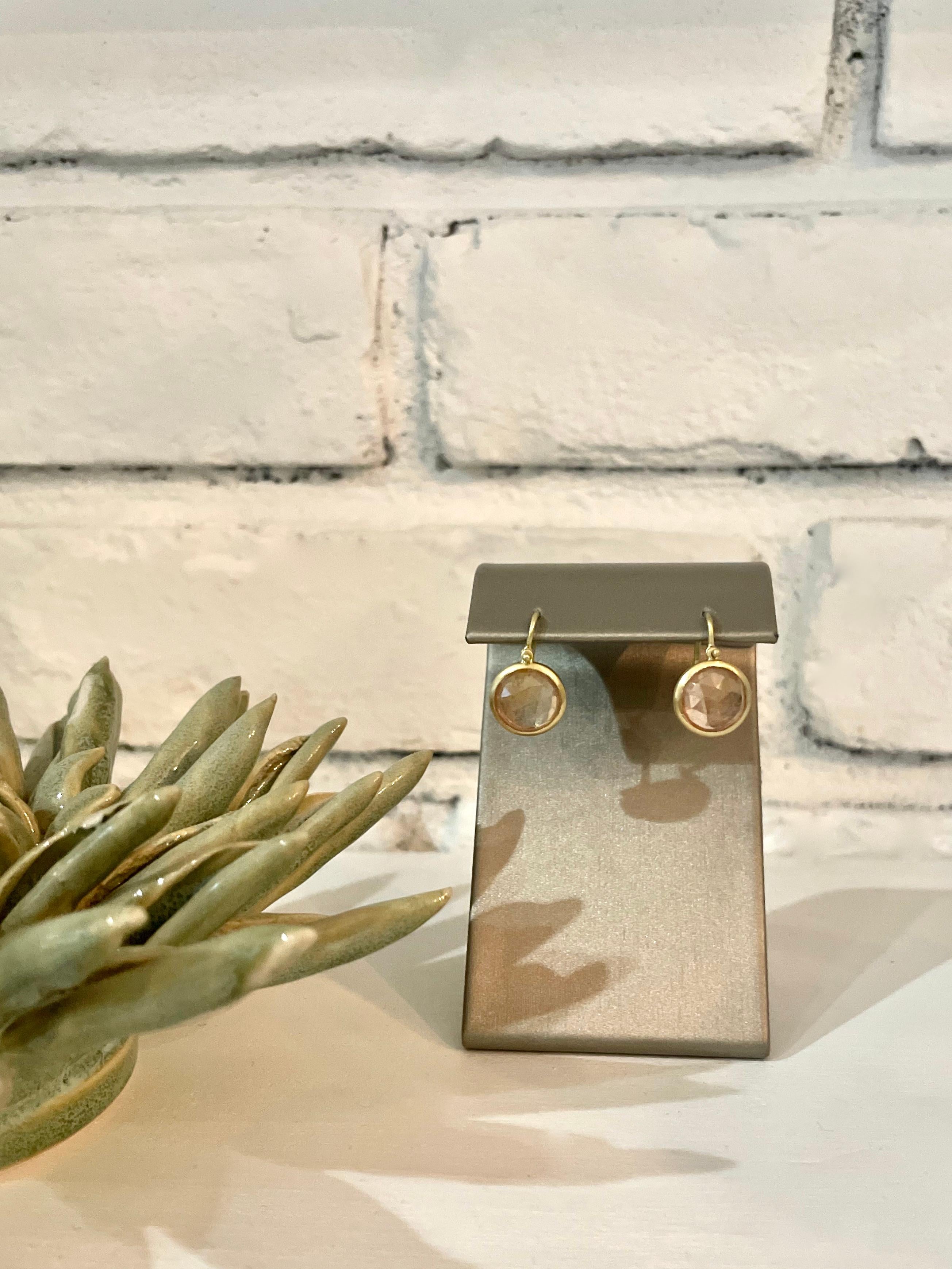 Faye Kim Boucles d'oreilles en or 18 carats avec tranches de saphirs ronds facettés Neuf - En vente à Westport, CT