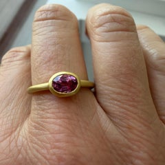 Faye Kim 18 Karat Gold 1.20 Ct Oval Purple Pink Sapphire Single Stone Bezel Ring