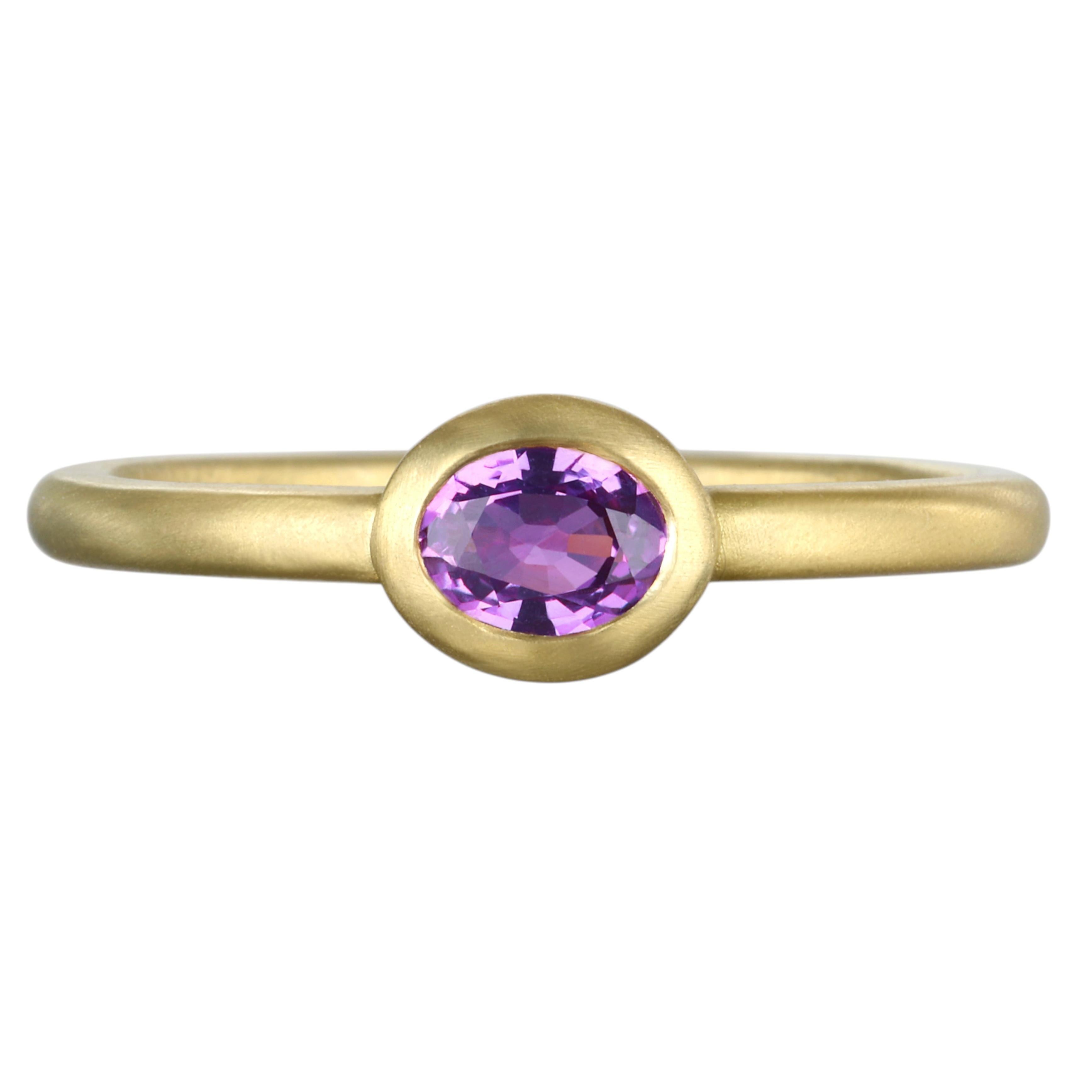 Faye Kim, oro 18 carati, 0,63 carati, zaffiro viola ovale Single Stone, anello a castone in vendita