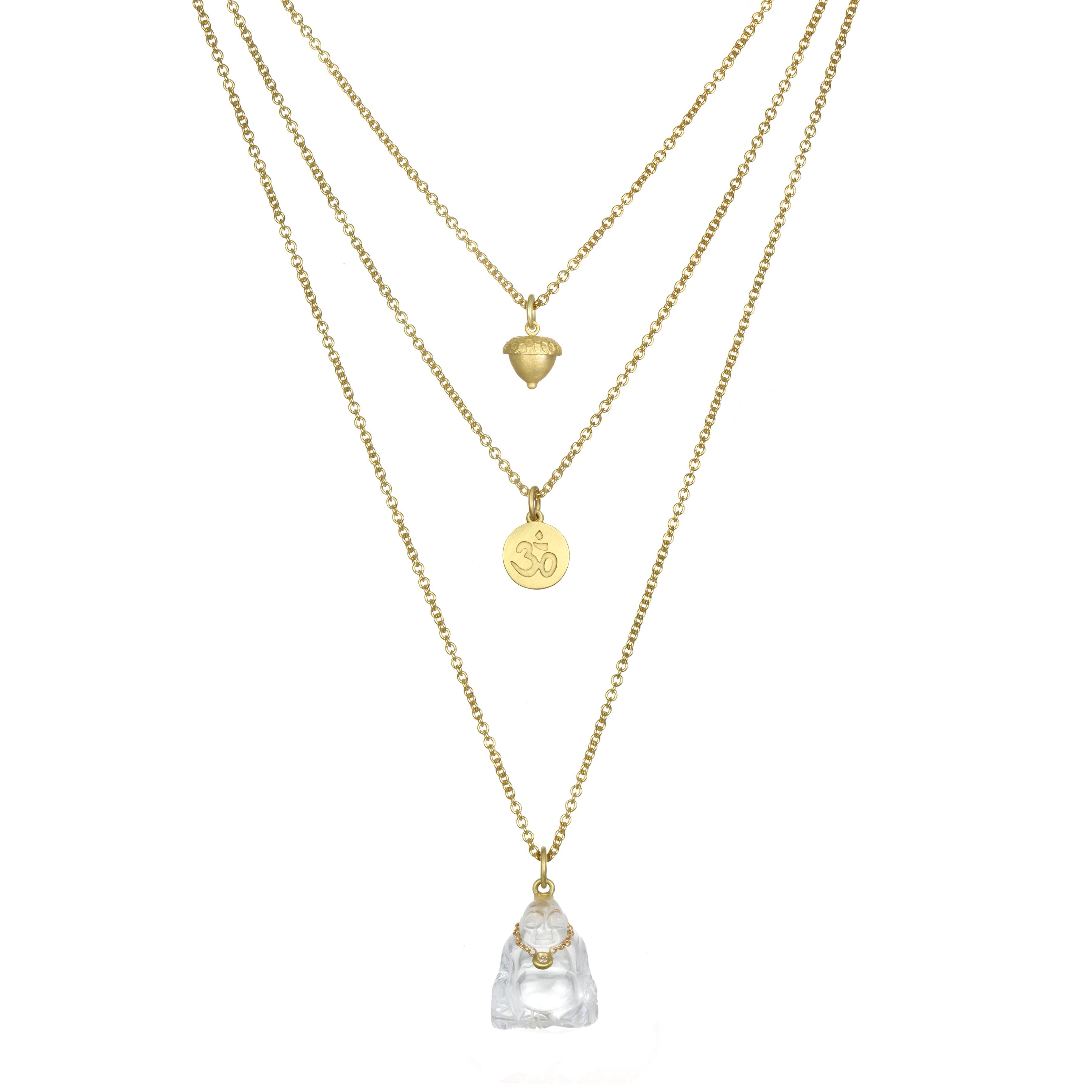 Pour les amoureux de la nature, le charme Gland en or 18 carats de Faye Kim. Portez-la seule ou superposez-la à d'autres charmes, pendentifs et colliers ; elle peut également être ajoutée à un bracelet.

Les chaînes de câbles présentées sur la photo