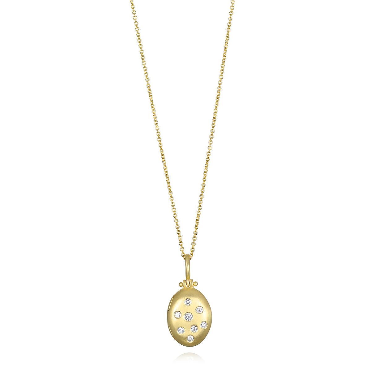 Das kleine ovale Medaillon von Faye Kim aus 18 Karat Gold und Diamanten verbindet Substanz mit Stil und bietet genau die richtige Menge an Glanz. Dieses handgefertigte und mattierte Medaillon kann mit einer Gravur personalisiert und mit anderen