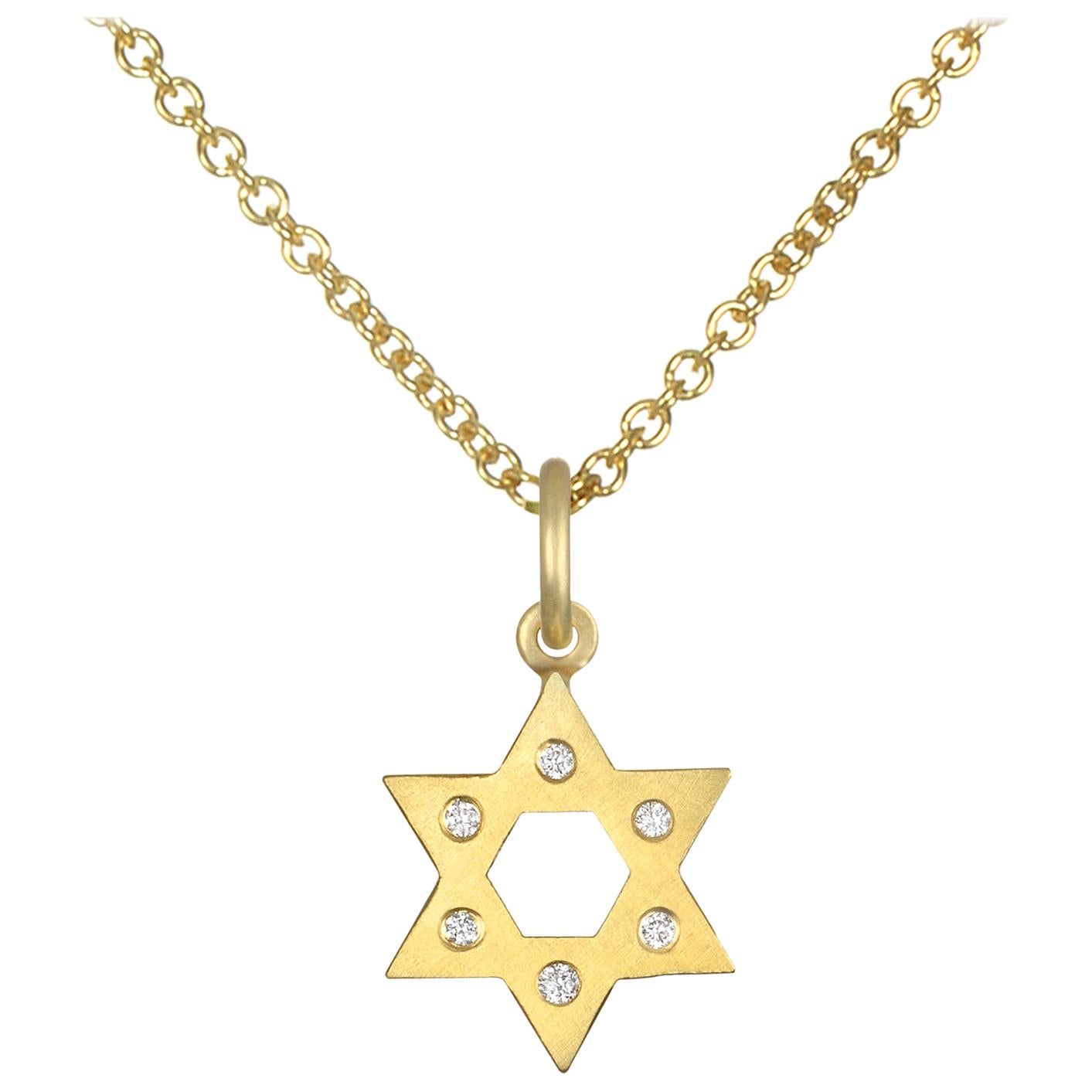 Charm a forma di stella di David in oro 18 ct.

Diamanti .06 tcw

Diametro 11 mm

Catena con cavo in oro 18K, venduta separatamente

CH5000 Stella di David