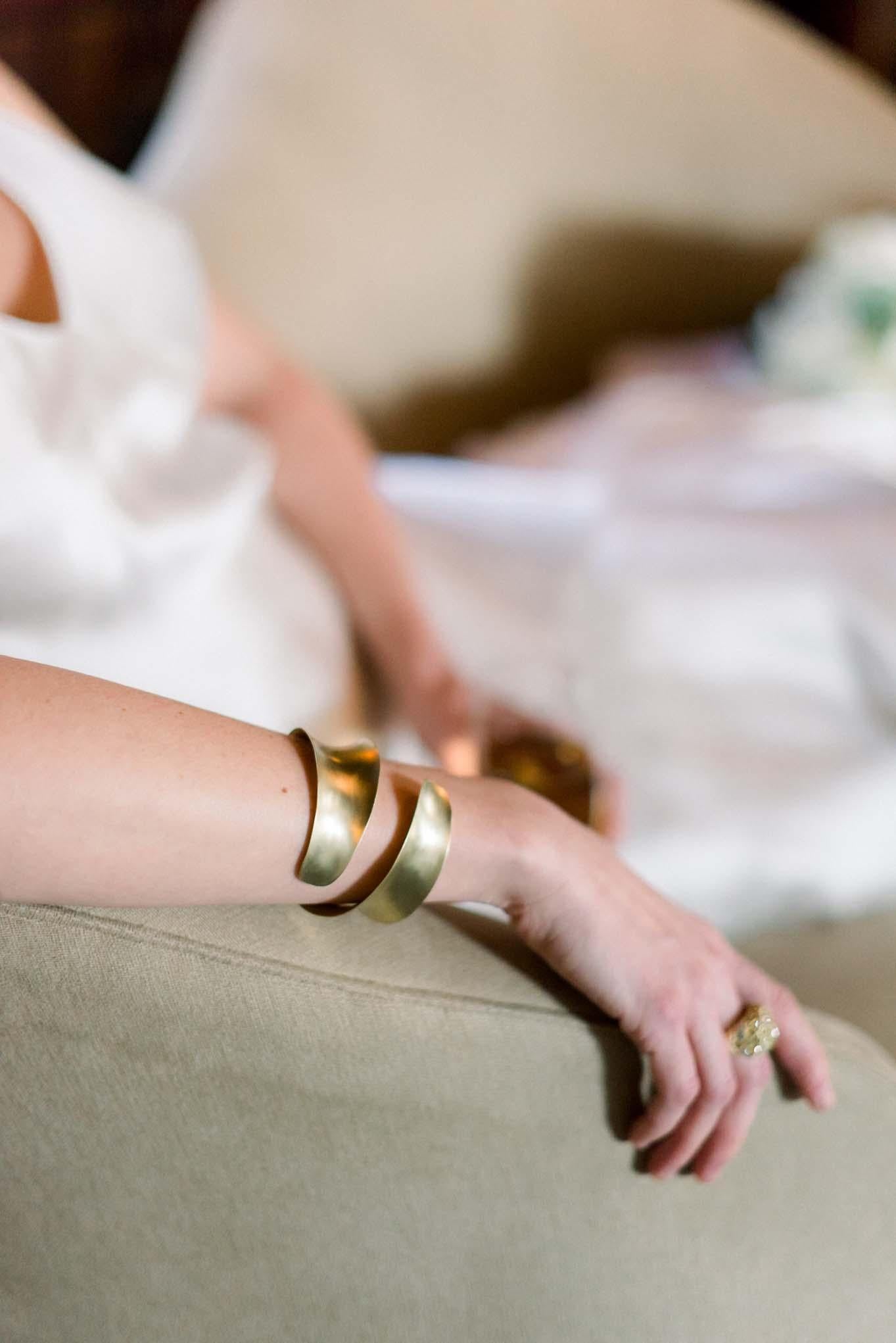 Contemporaneo Faye Kim Bracciale Bypass Anticlastico in oro 18 carati in vendita