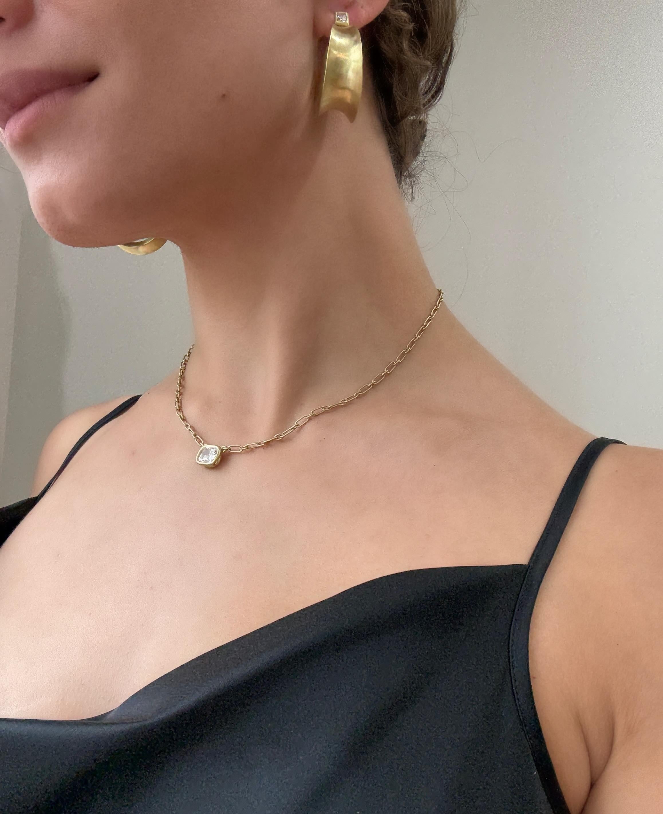 Faye Kim, orecchini a cerchio in oro 18 carati con diamanti anticlastici

Lunghezza 1.5