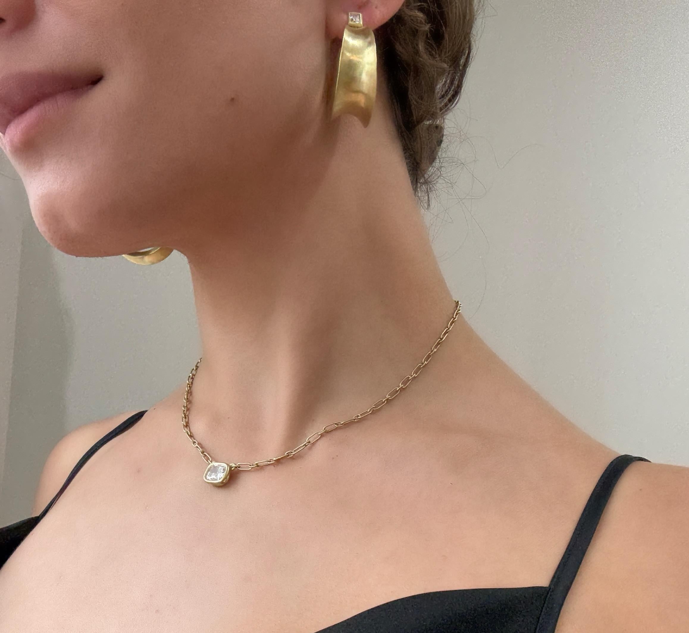 Moderno Faye Kim, orecchini a cerchio in oro 18 carati con diamanti anticlastici in vendita