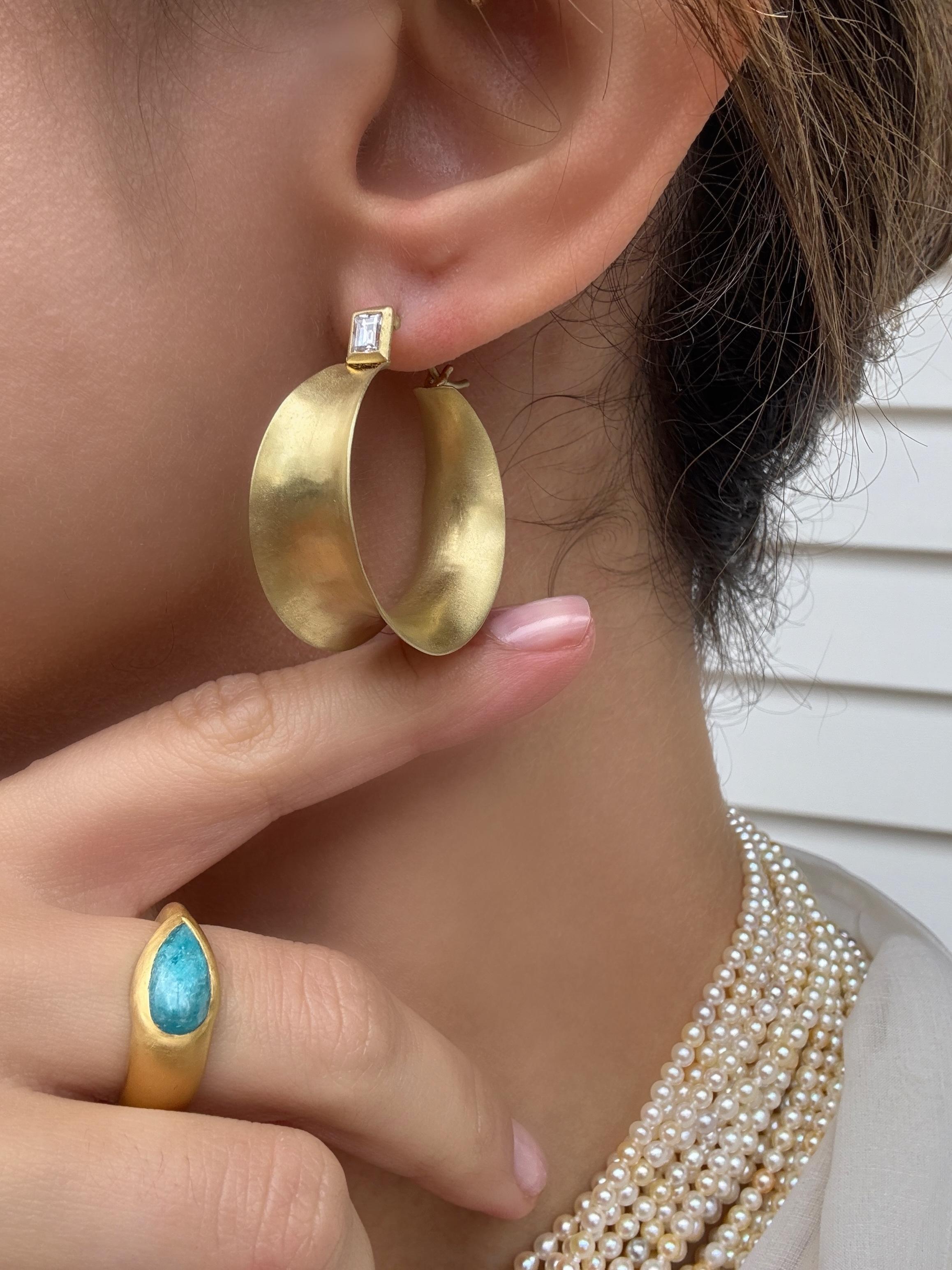 Faye Kim 18 Karat Gold Anticlastic Diamond Hoop Earrings (Zeitgenössisch) im Angebot