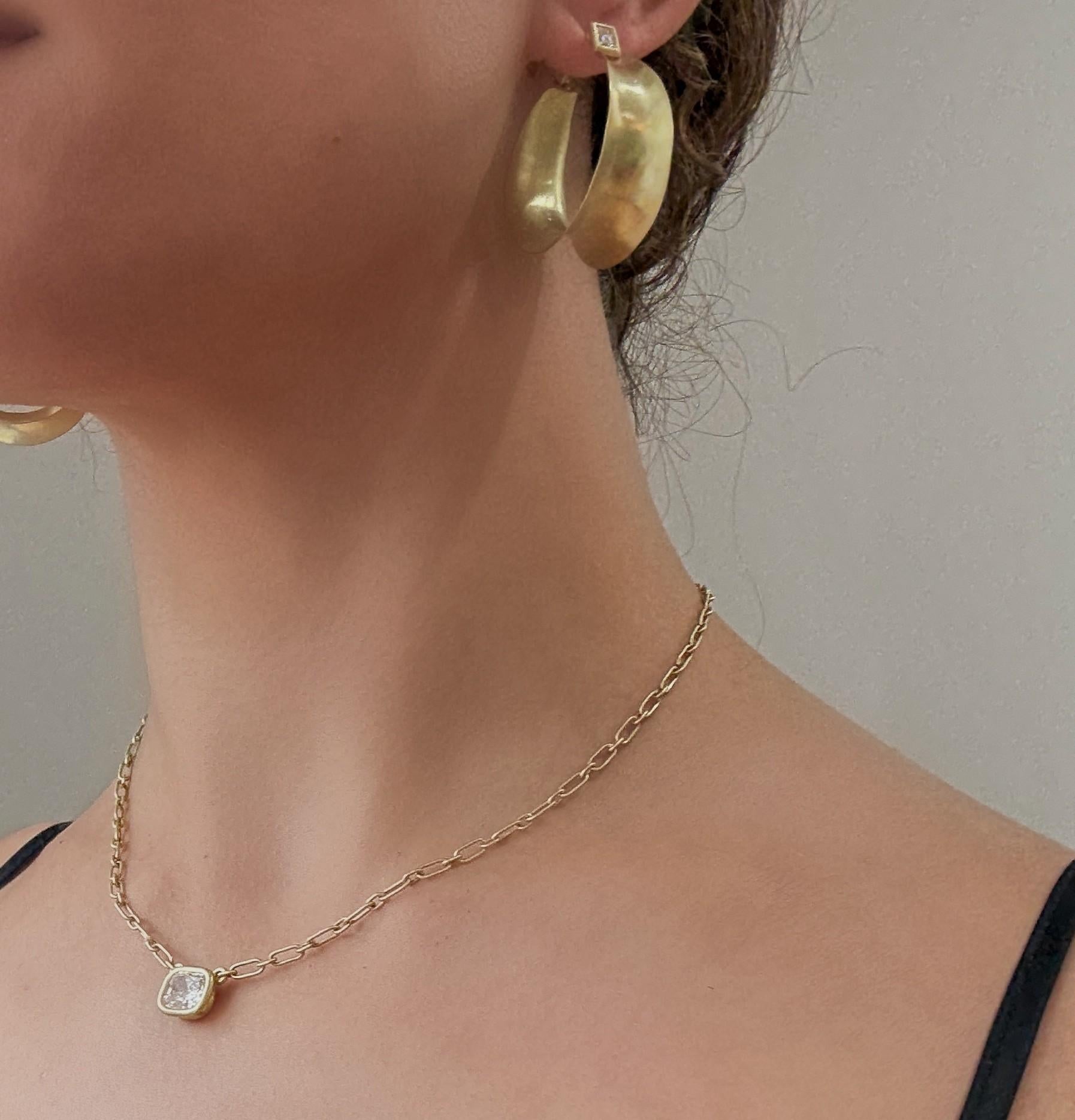 Taglio baguette Faye Kim, orecchini a cerchio in oro 18 carati con diamanti anticlastici in vendita