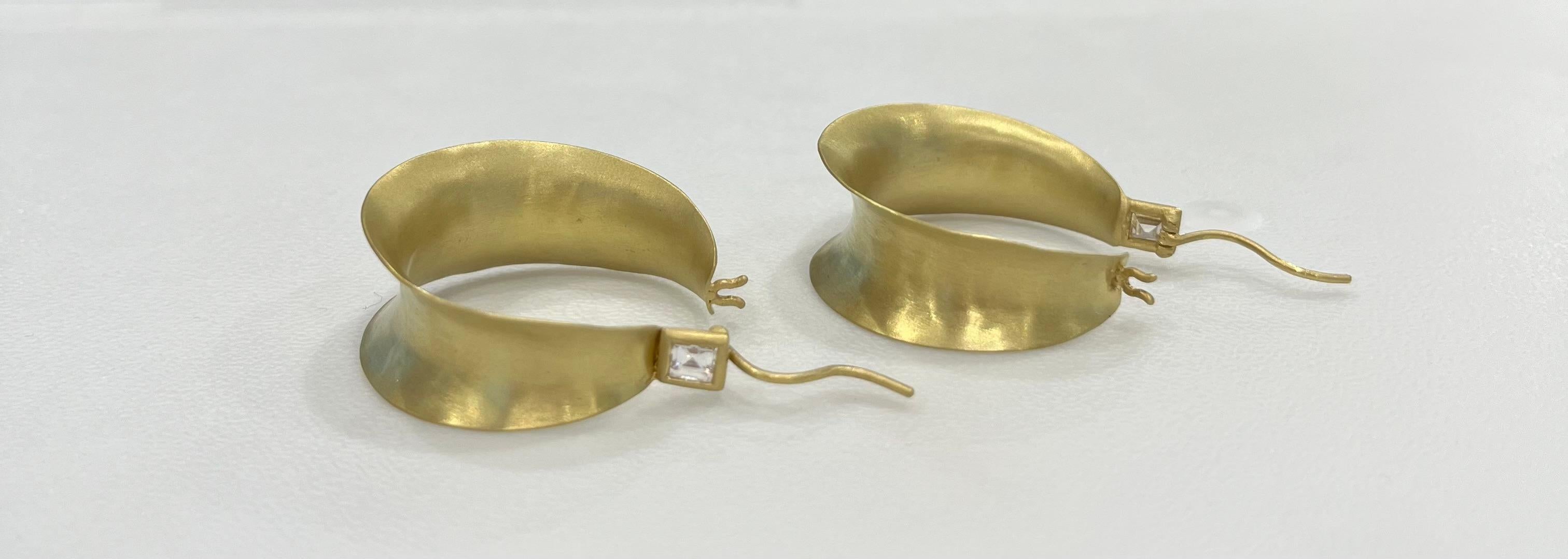 Taille baguette A Kim Boucles d'oreilles en or 18 carats avec diamants anticlastes en vente