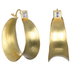 Faye Kim, orecchini a cerchio in oro 18 carati con diamanti anticlastici