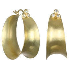 Faye Kim, orecchini a cerchio in oro 18 carati con triplo diamante anticalcare