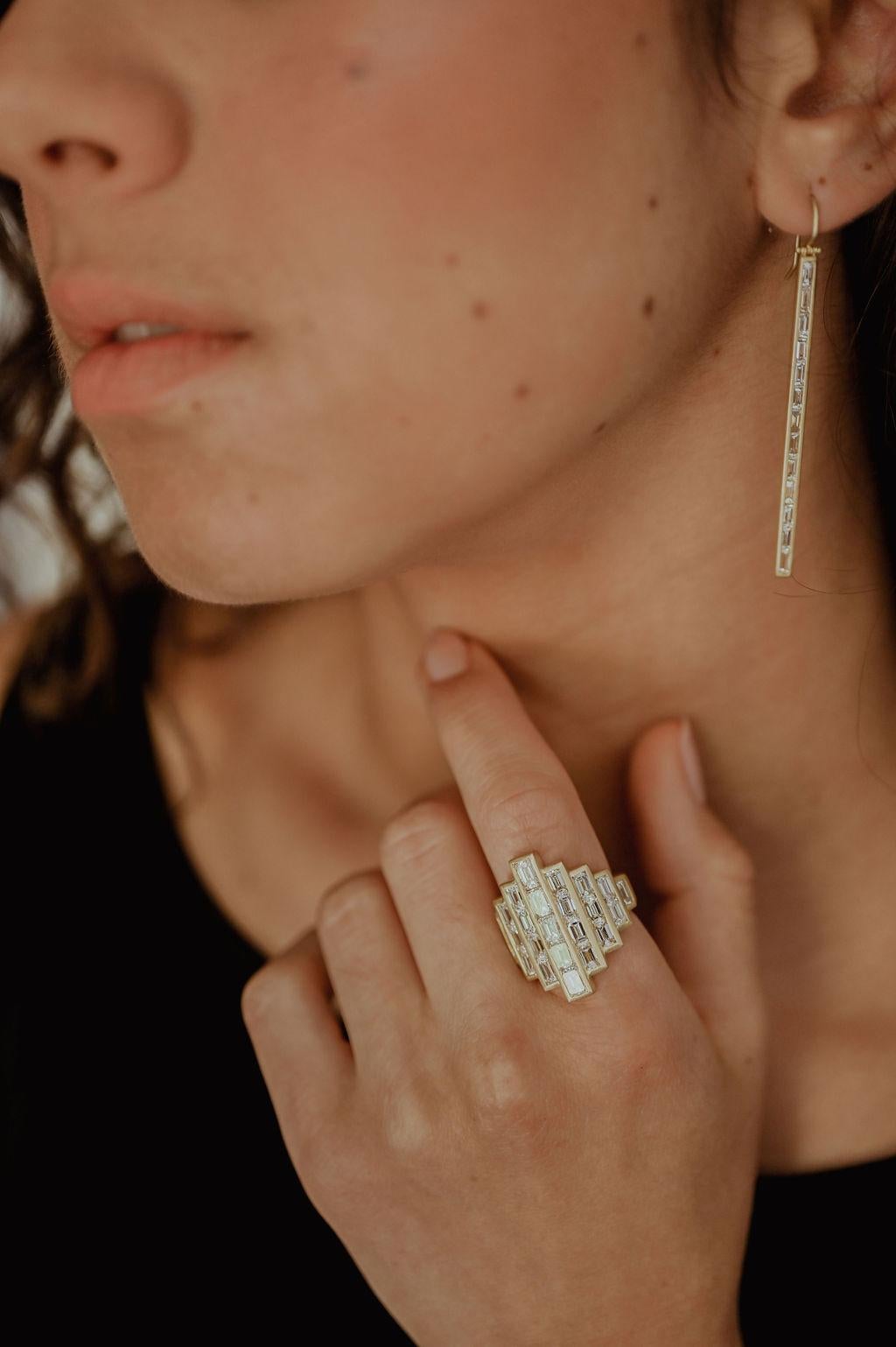 Faye Kim, orecchini in oro 18 carati con diamanti a baguette, linea di diamanti in vendita 1
