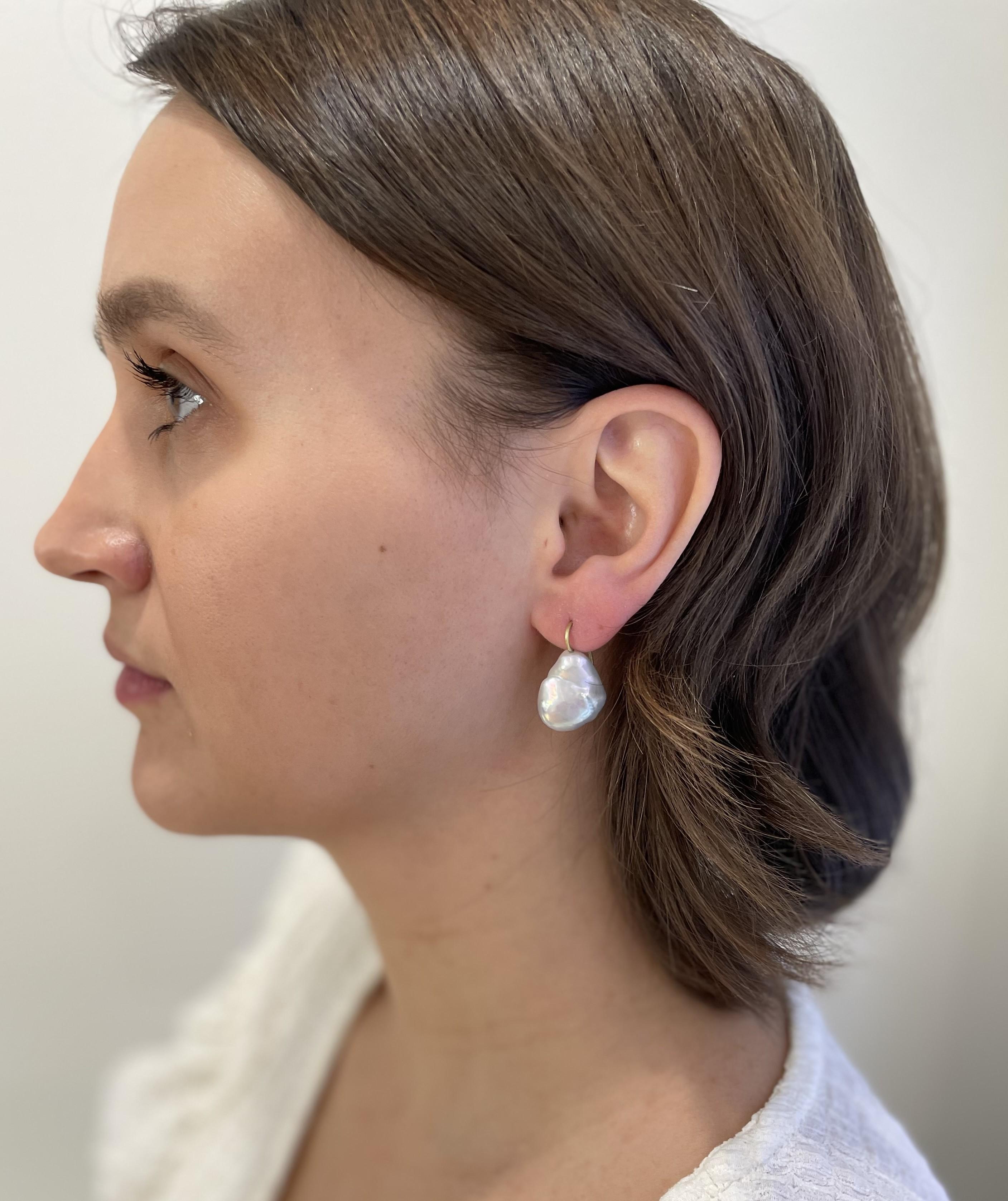 Klassisch, zeitlos und einfach schick: Faye Kims glänzende 18 Karat Gold Baroque Fresh Water Pearl Drop Ohrringe mit ihrer einzigartigen, nicht kugelförmigen und unregelmäßigen Form sind mit 18 Karat Golddraht versehen. Diese Ohrringe werden nie aus