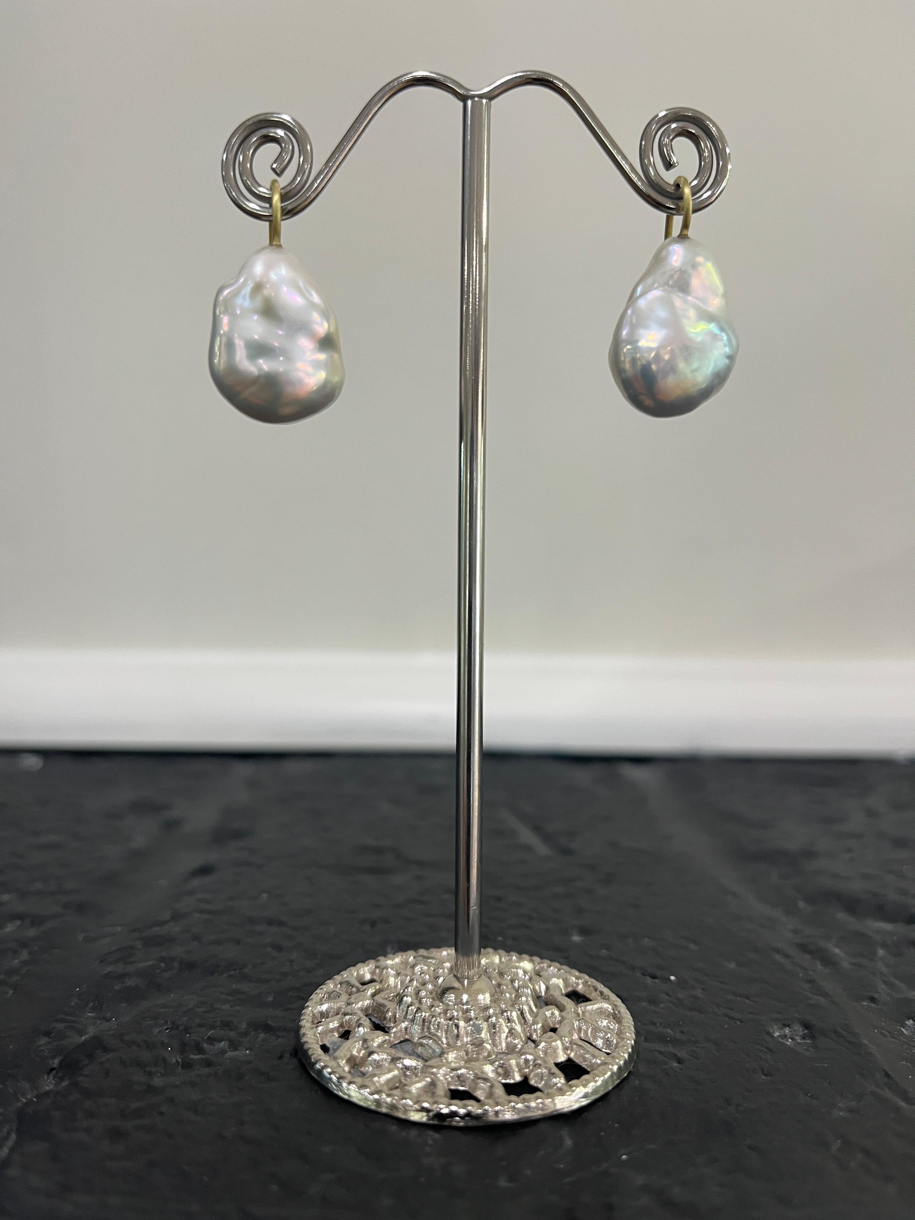 Contemporain A Kim Boucles d'oreilles pendantes en or 18 carats et perles d'eau douce baroques en vente
