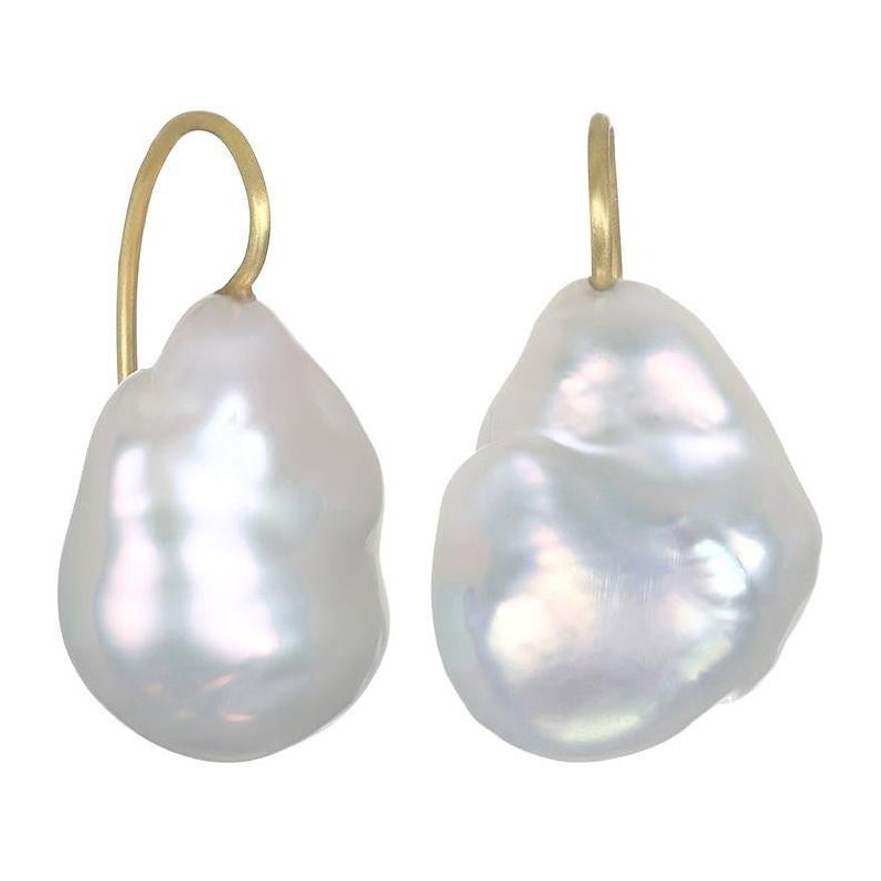 A Kim Boucles d'oreilles pendantes en or 18 carats et perles d'eau douce baroques en vente