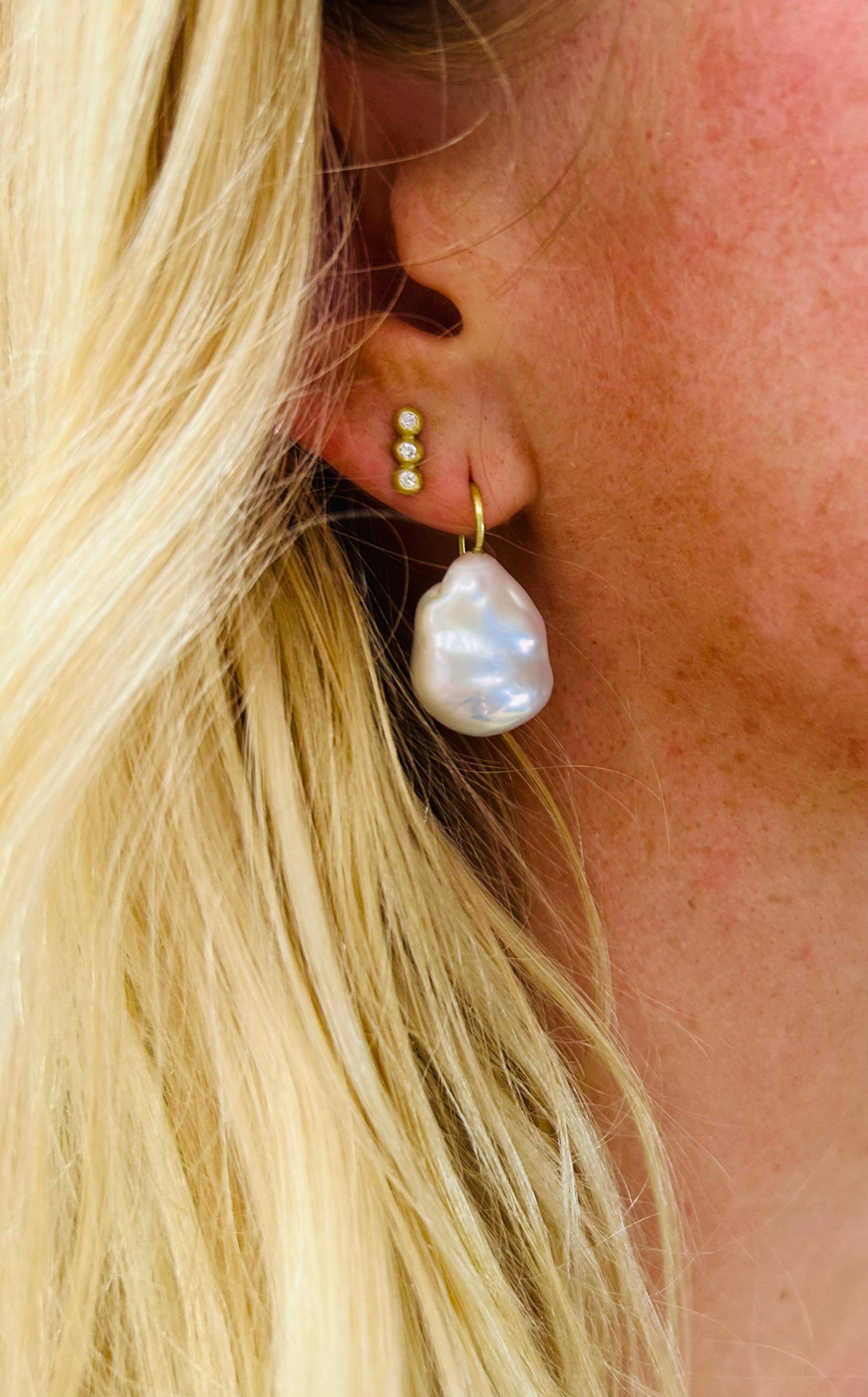 Classiques et intemporelles, les boucles d'oreilles pendantes en perles d'eau douce baroques en or 18 carats de Faye Kim présentent des formes uniques, naturellement irrégulières, qui font de chaque paire une pièce unique. Suspendues à des fils