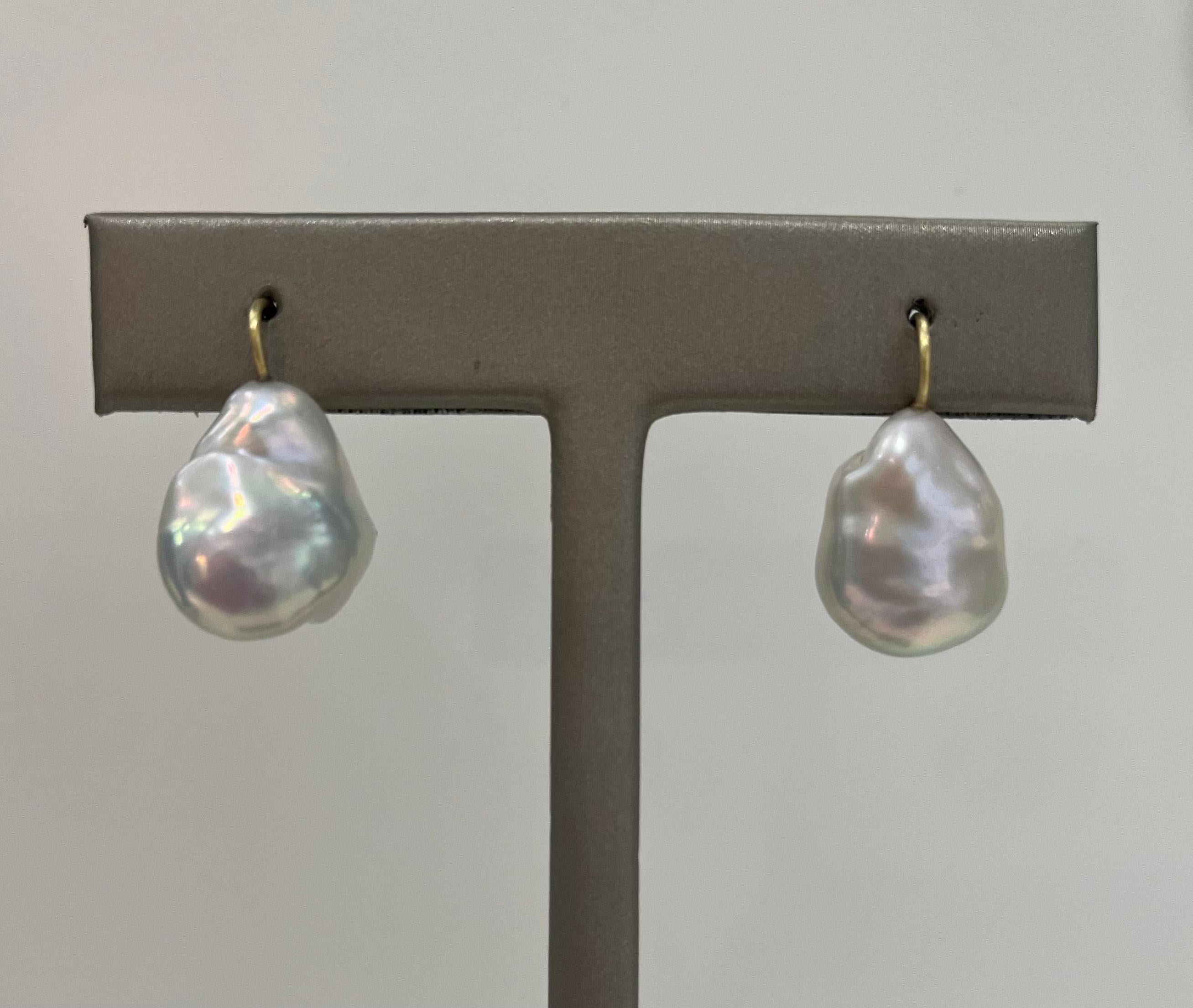 Non taillé A Kim Boucles d'oreilles pendantes en or 18 carats et perles d'eau douce baroques en vente