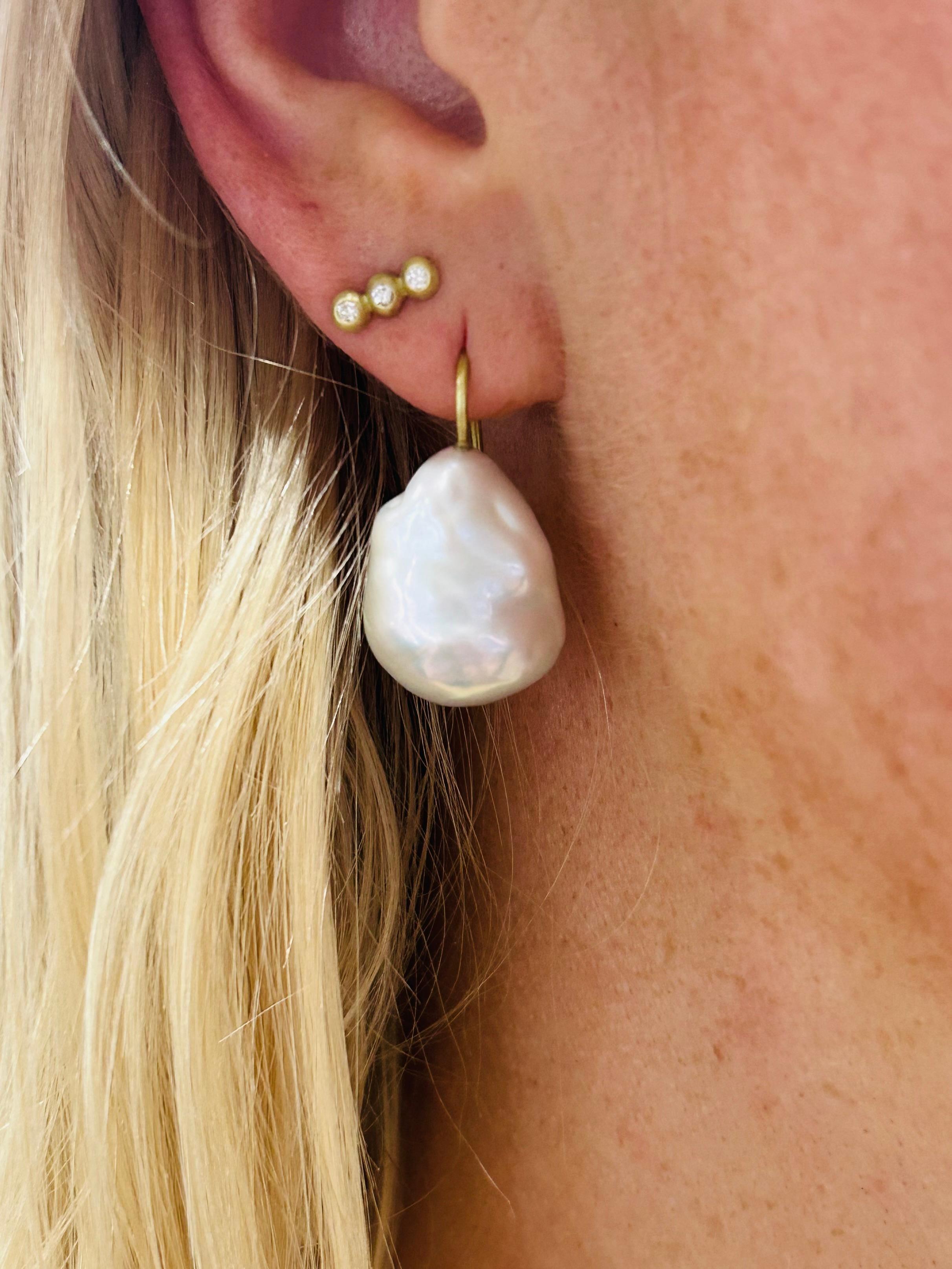Contemporain A Kim Boucles d'oreilles pendantes en or 18 carats et perles d'eau douce baroques en vente