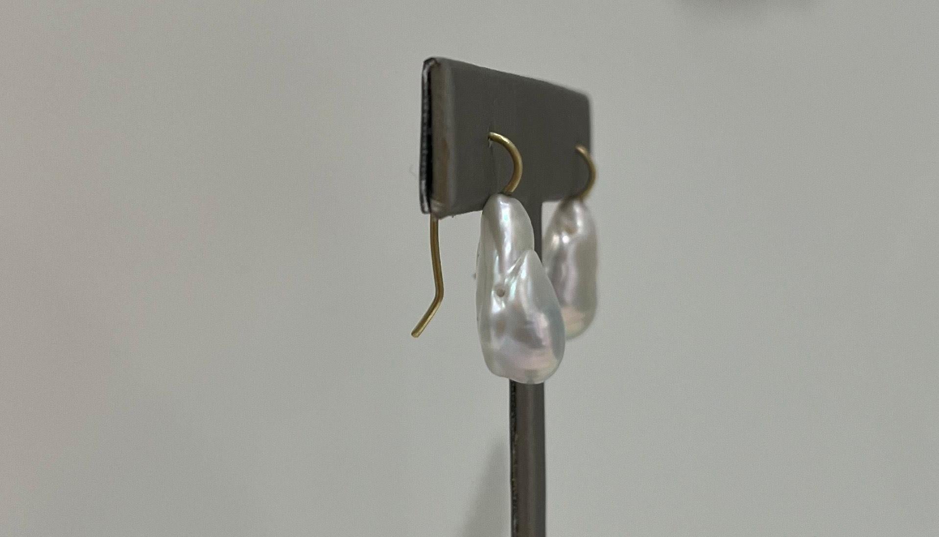 A Kim Boucles d'oreilles pendantes en or 18 carats et perles d'eau douce baroques Neuf - En vente à Darien, CT