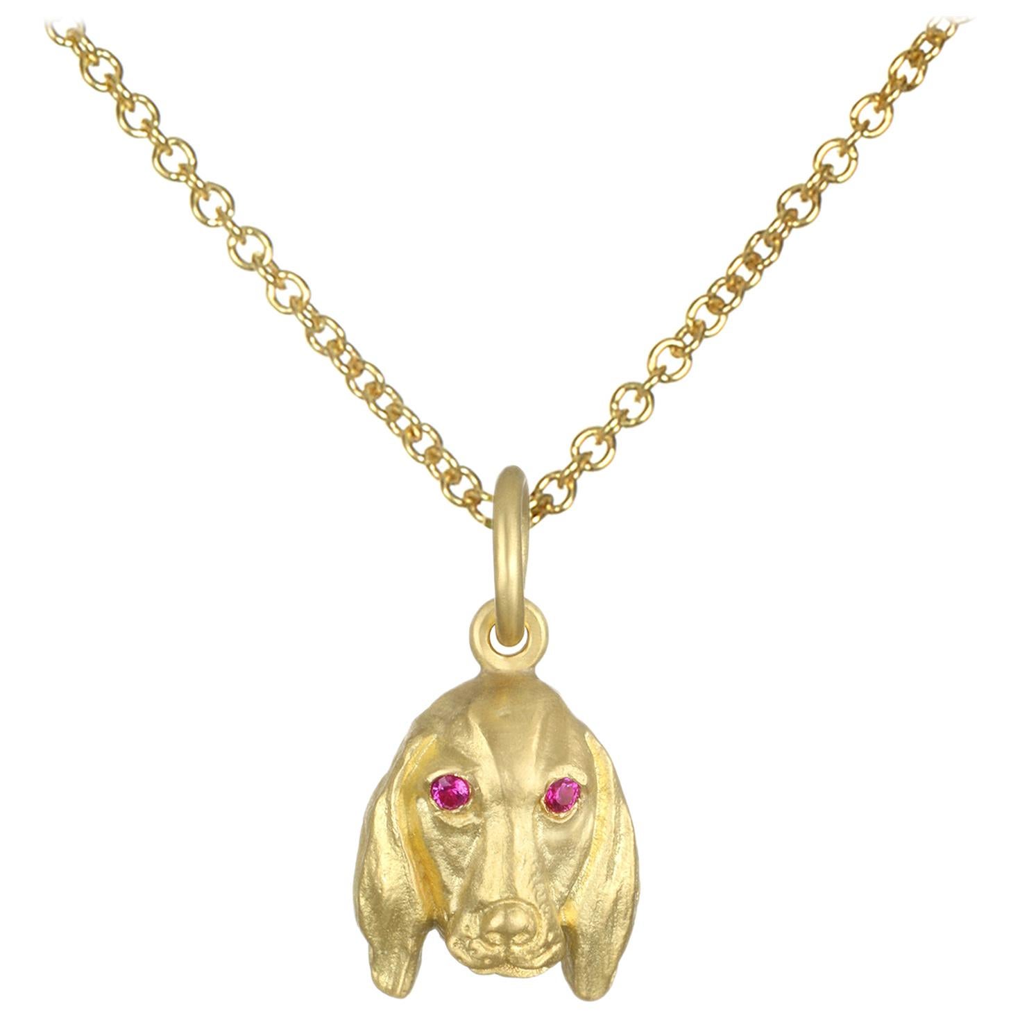 Questo charm a forma di cane Basset Hound in oro 18 carati di Faye Kim è completo di occhi lucenti di rubino. Può essere abbinato a molte catene e bracciali di Faye, venduti separatamente.

Rubini .03 carati

Lunghezza charme 13 mm

Disponibile