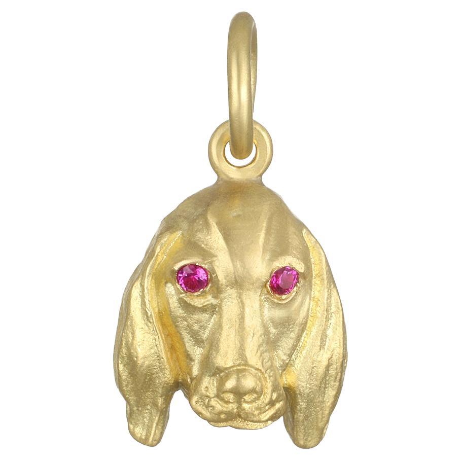 Faye Kim breloque chien de basset chien de chasse en or 18 carats avec yeux en rubis