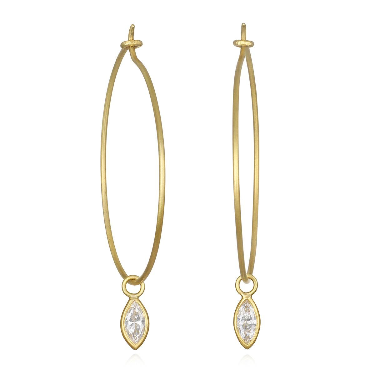Les gouttes en or 18 carats serties d'un chaton et d'un diamant marquise de Faye Kim ont juste la bonne dose d'éblouissement et peuvent être associées à de nombreux anneaux de Faye, vendus séparément. 

Gouttes de diamant .98 carats twt
Longueur de