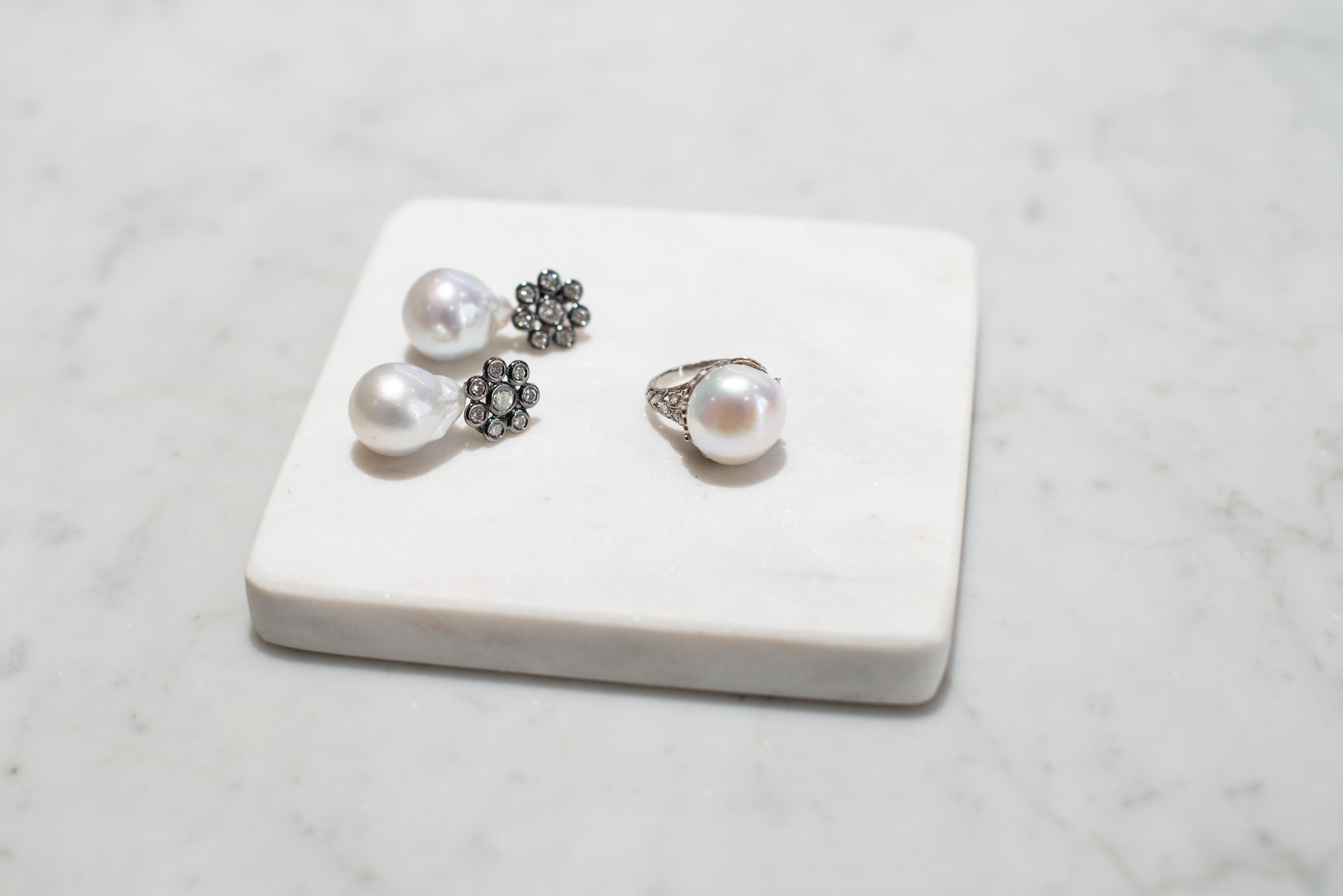 Boucles d'oreilles en goutte Faye Kim en or 18 carats et diamants en rhodium noir avec perles des mers du Sud en vente 1
