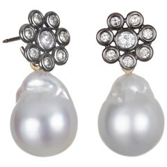 Faye Kim Boucles d'oreilles en or 18 carats et diamants rhodiés noirs avec perles des mers du Sud
