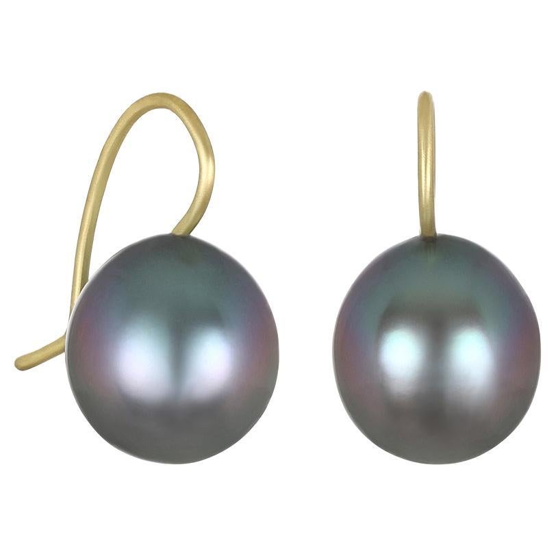 Faye Kim, pendants d'oreilles en or 18 carats et perles baroques noires de Tahiti