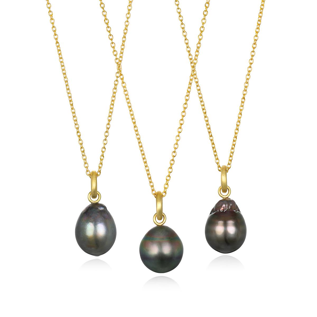 Faye Kim ha realizzato a mano questa perla barocca nera di Tahiti in oro 18 carati, con le sue variazioni di nero, grigio e verde, in un ciondolo di grande effetto, che può essere indossato da solo o abbinato ad altre collane, vendute separatamente.