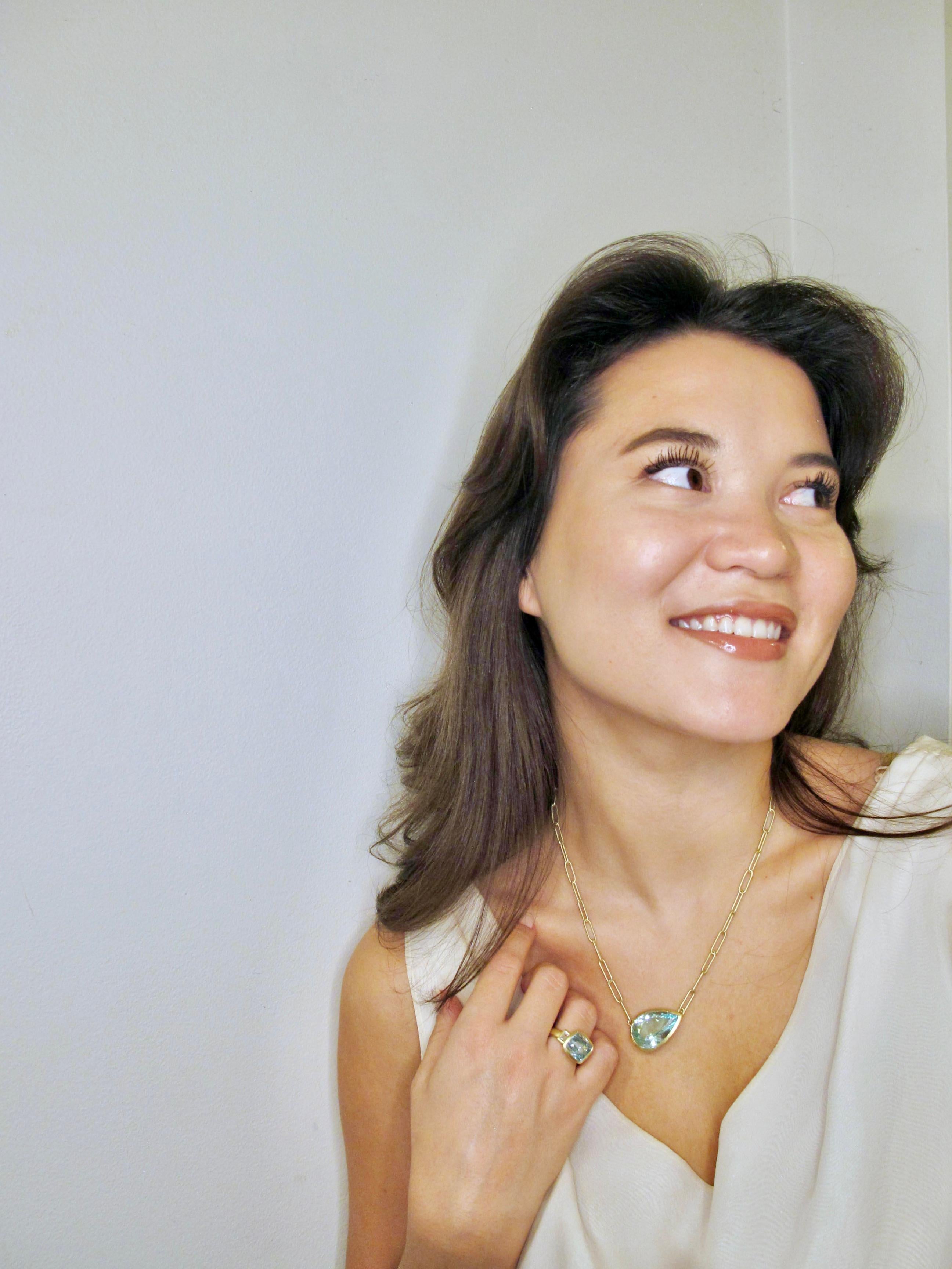 Halskette aus 18 Karat Gold mit blauem und grünem Beryll von Faye Kim (Tropfenschliff)