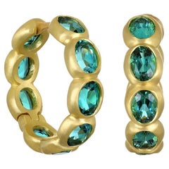 Faye Kim, créoles d'éternité en or 18 carats avec tourmaline bleu-vert