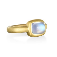 Anello con castone a cuscino con pietra di luna blu di Faye Kim in oro 18 carati - 2,82 carati
