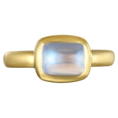 Anello con castone a cuscino con pietra di luna blu di Faye Kim in oro 18 carati - 2,82 carati