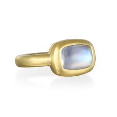 Anello con castone a cuscino con pietra di luna blu di Faye Kim in oro 18 carati - 3,72 carati