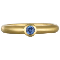 Faye Kim, anello in oro 18 carati con pietra preziosa zaffiro blu