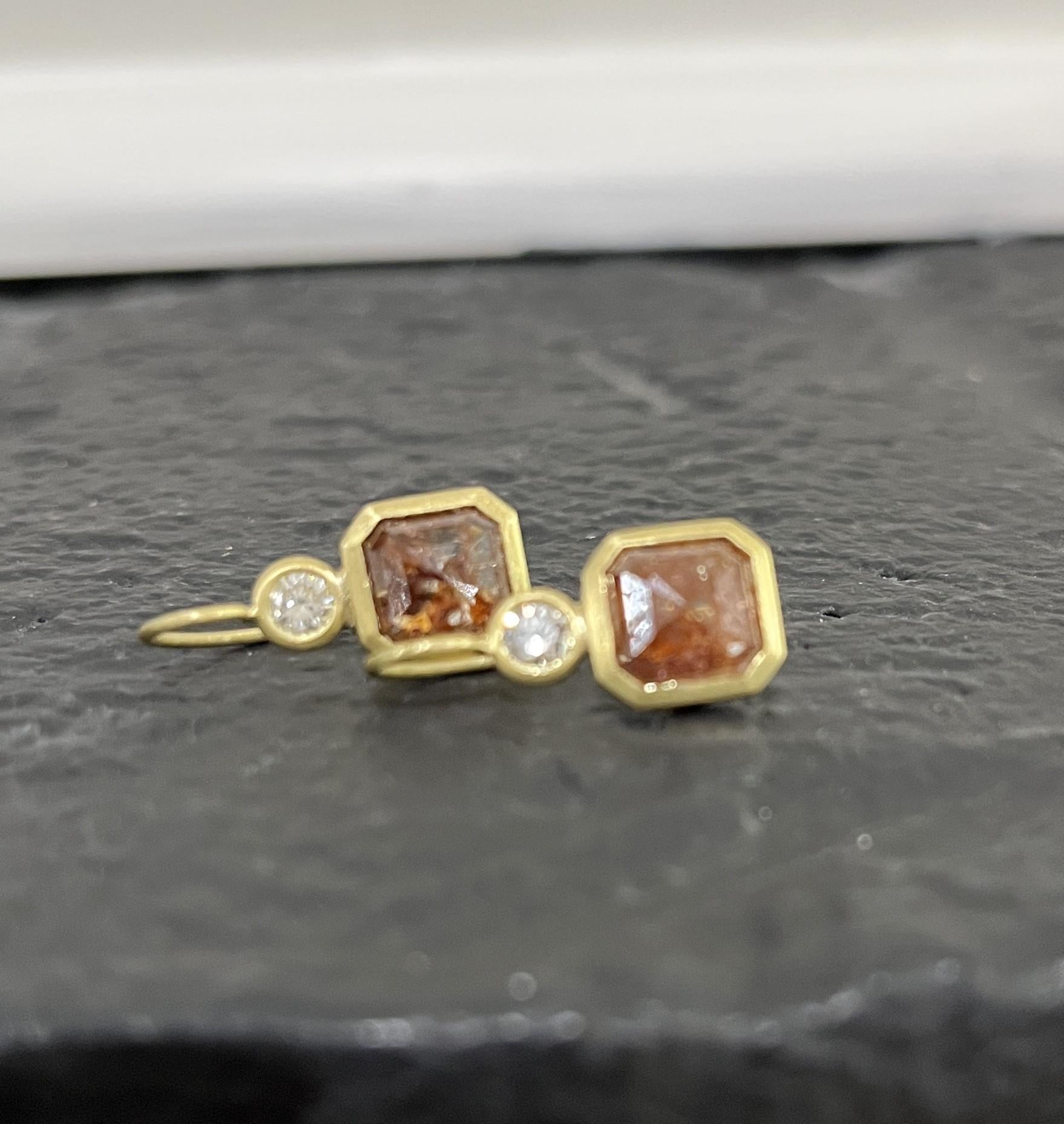 Contemporain Faye Kim Boucles d'oreilles à charnière en or 18 carats avec diamants blancs et de couleur laiteuse en vente