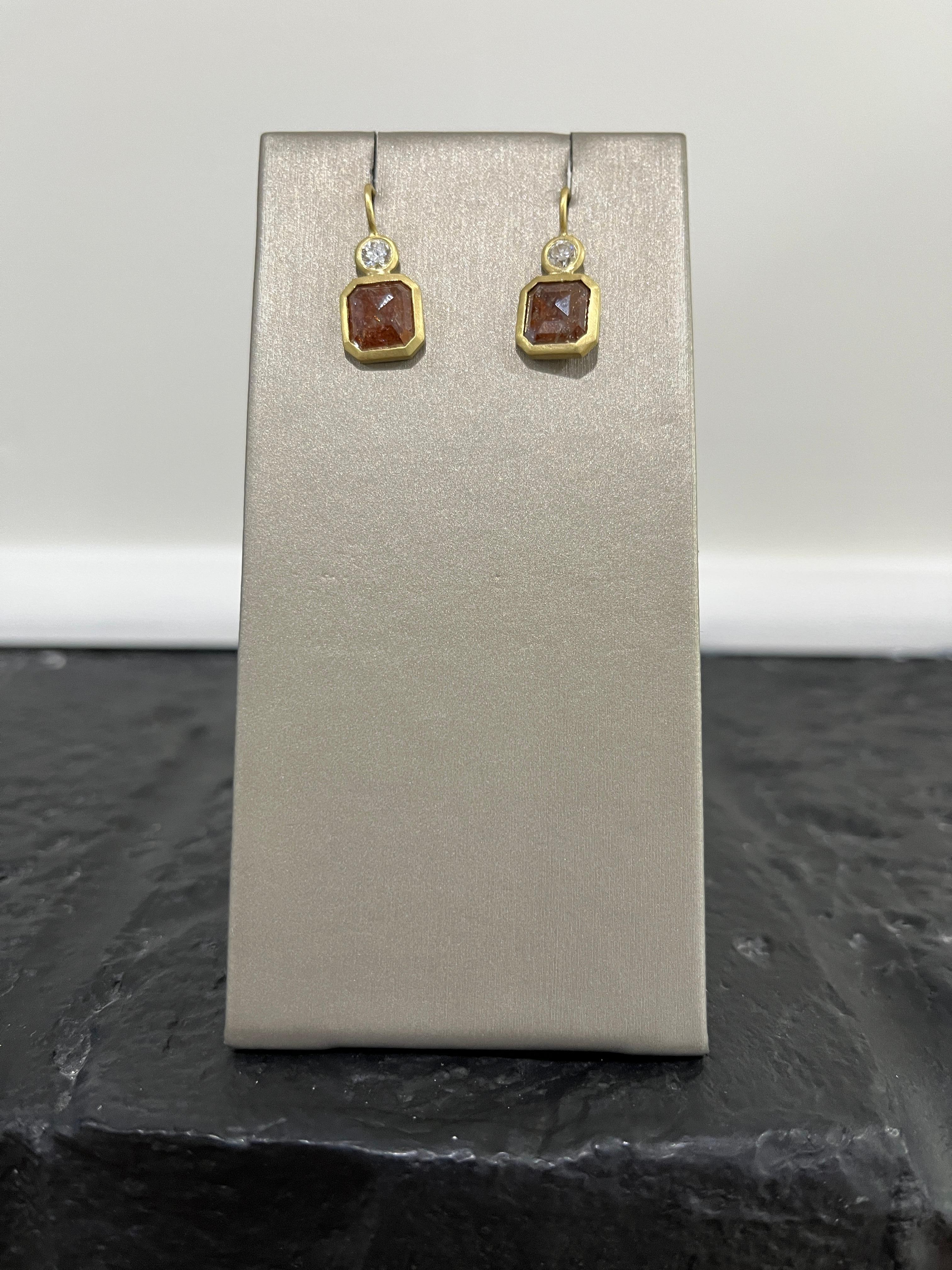 Taille brillant Faye Kim Boucles d'oreilles à charnière en or 18 carats avec diamants blancs et de couleur laiteuse en vente