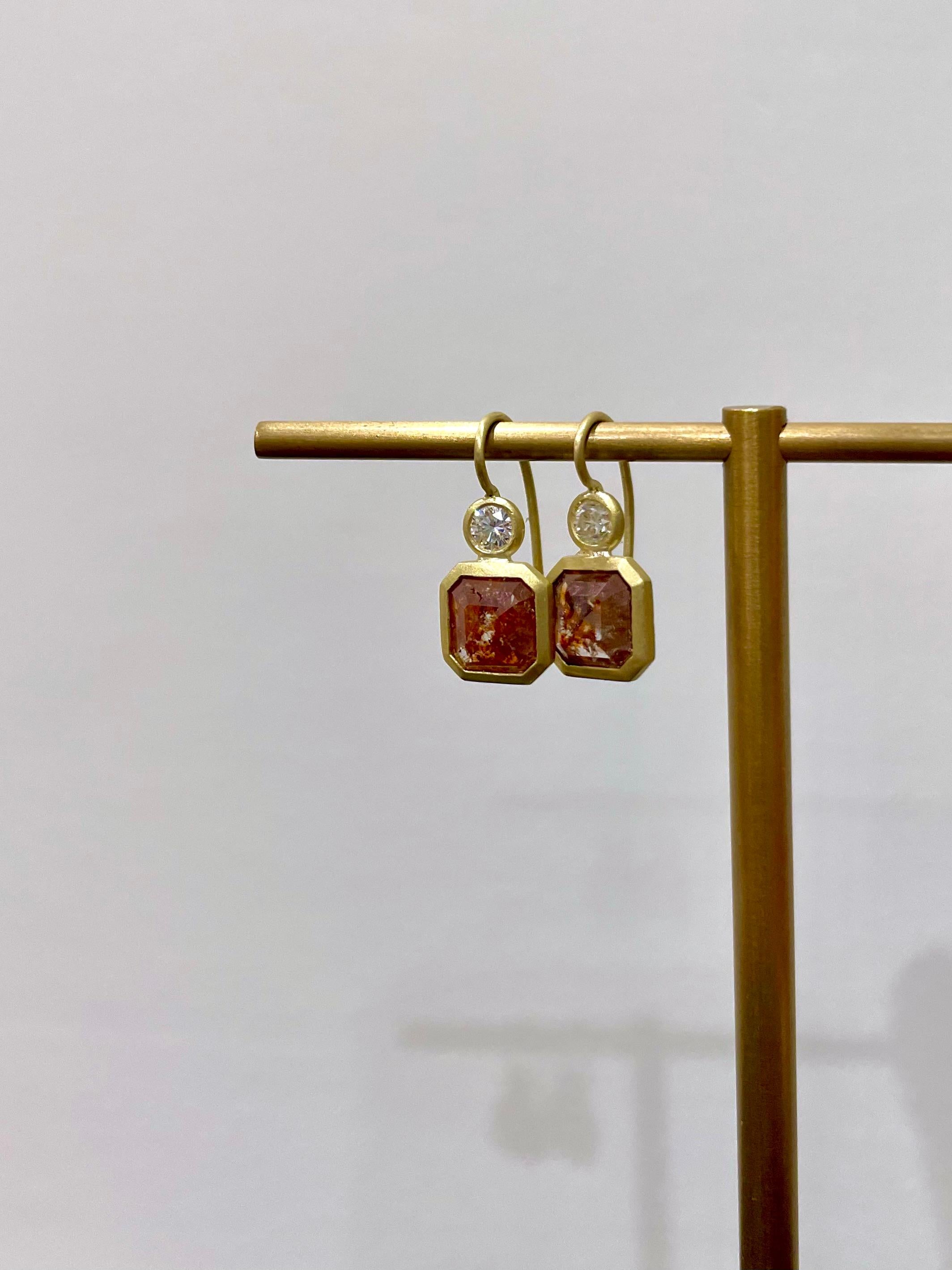 Faye Kim Boucles d'oreilles à charnière en or 18 carats avec diamants blancs et de couleur laiteuse Neuf - En vente à Darien, CT