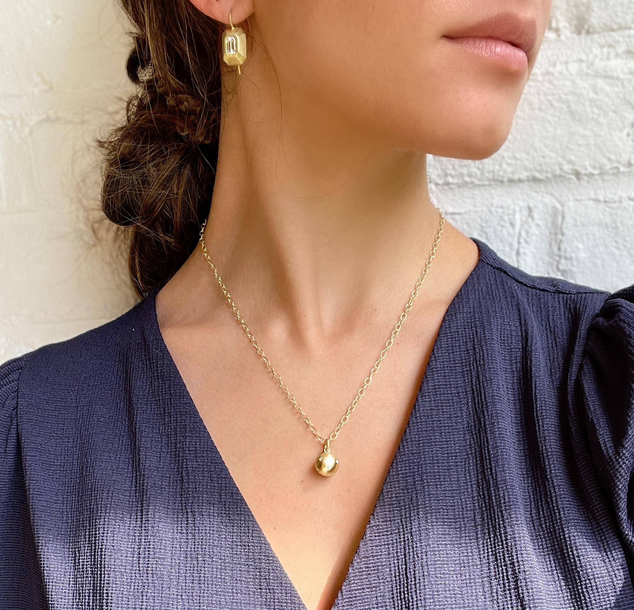 Faye Kim Breloque boule en or 18 carats bruni avec diamants Neuf - En vente à Darien, CT