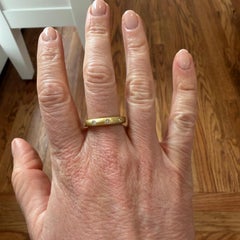 Bandring aus 18 Karat Gold mit brüniertem Diamanten von Faye Kim