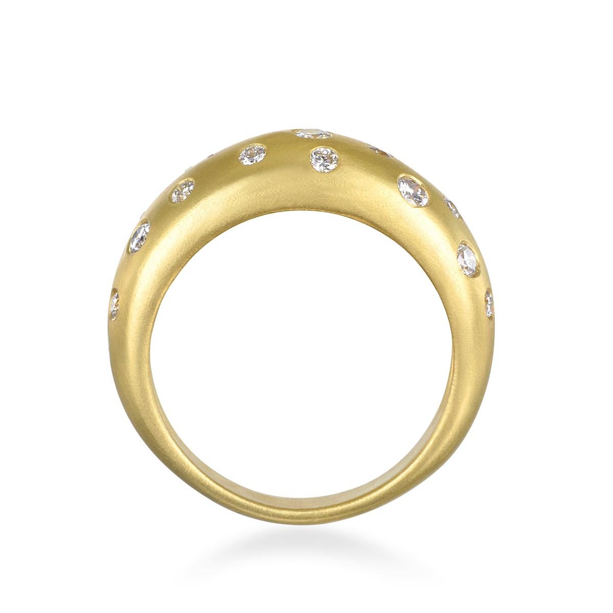 La bague à dôme en or 18 carats bruni et diamants de Faye Kim Designs, avec son design épuré et discret, sa finition mate lisse et polie et sa surface constellée de diamants, présente un dôme qui attire l'attention. 

Diamants .60 twt
Taille : 6,75,