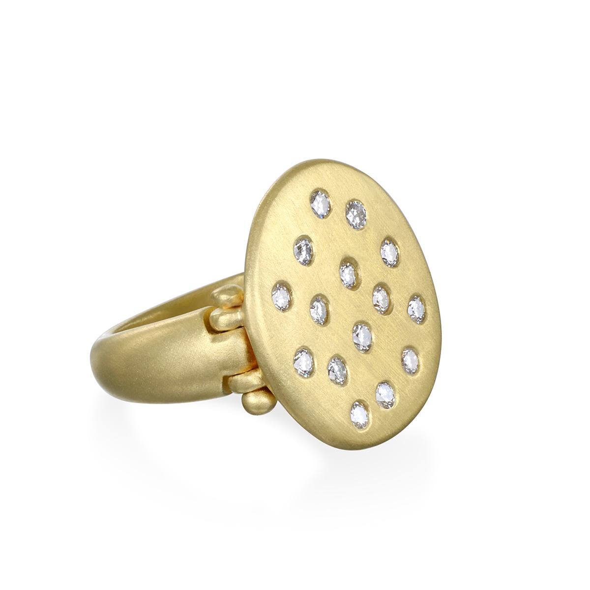Bague chevalière à charnière en or 18k avec diamant bruni

Diamants .60 twt

Taille : 6,75, peut être dimensionnée

RN2000D