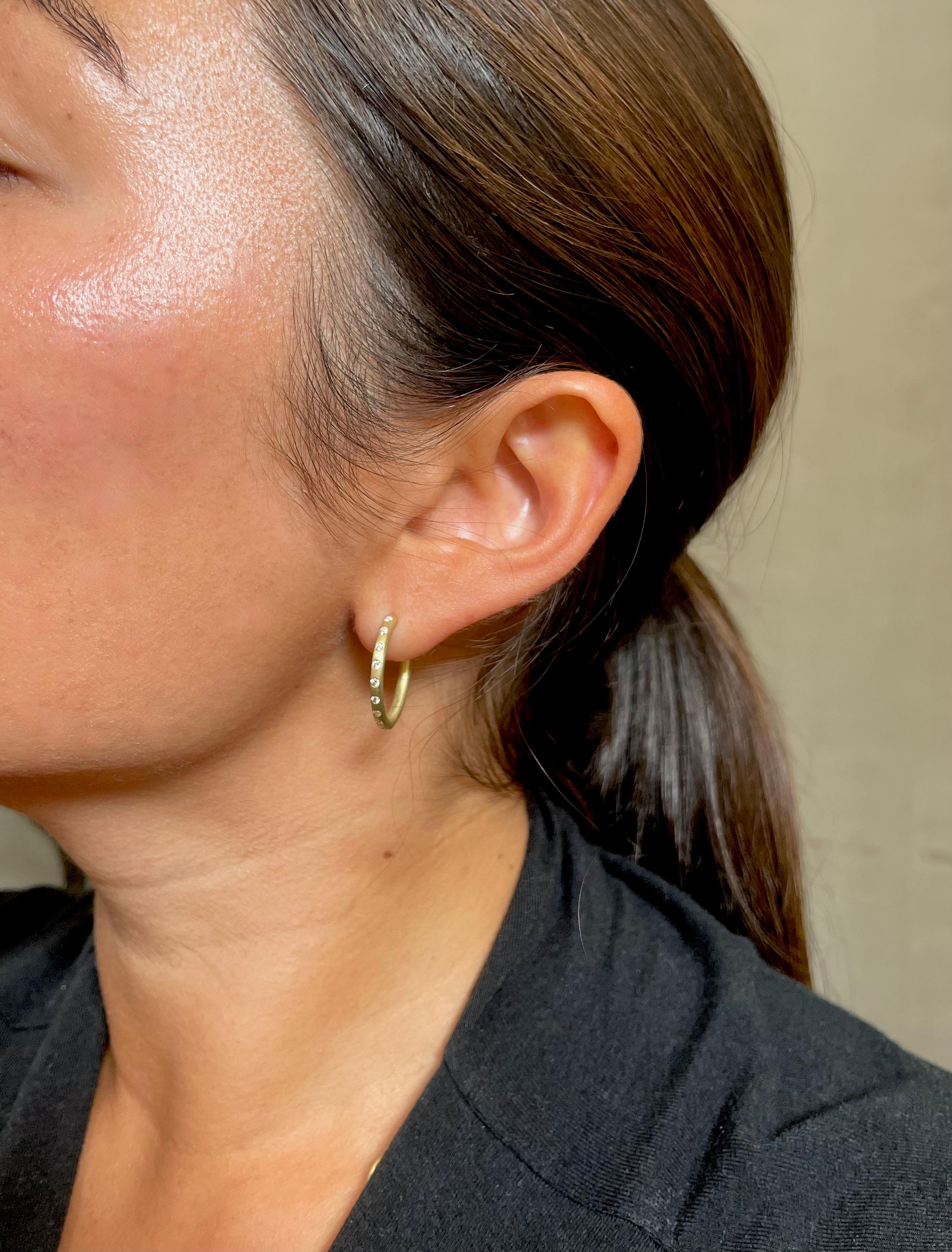Faye Kim, grandes boucles d'oreilles à charnières en or 18 carats et diamants brunis Neuf - En vente à Westport, CT