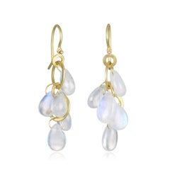 Pendientes Faye Kim Mini Briolette de Piedra Lunar de Ceilán en Oro de 18 Kilates