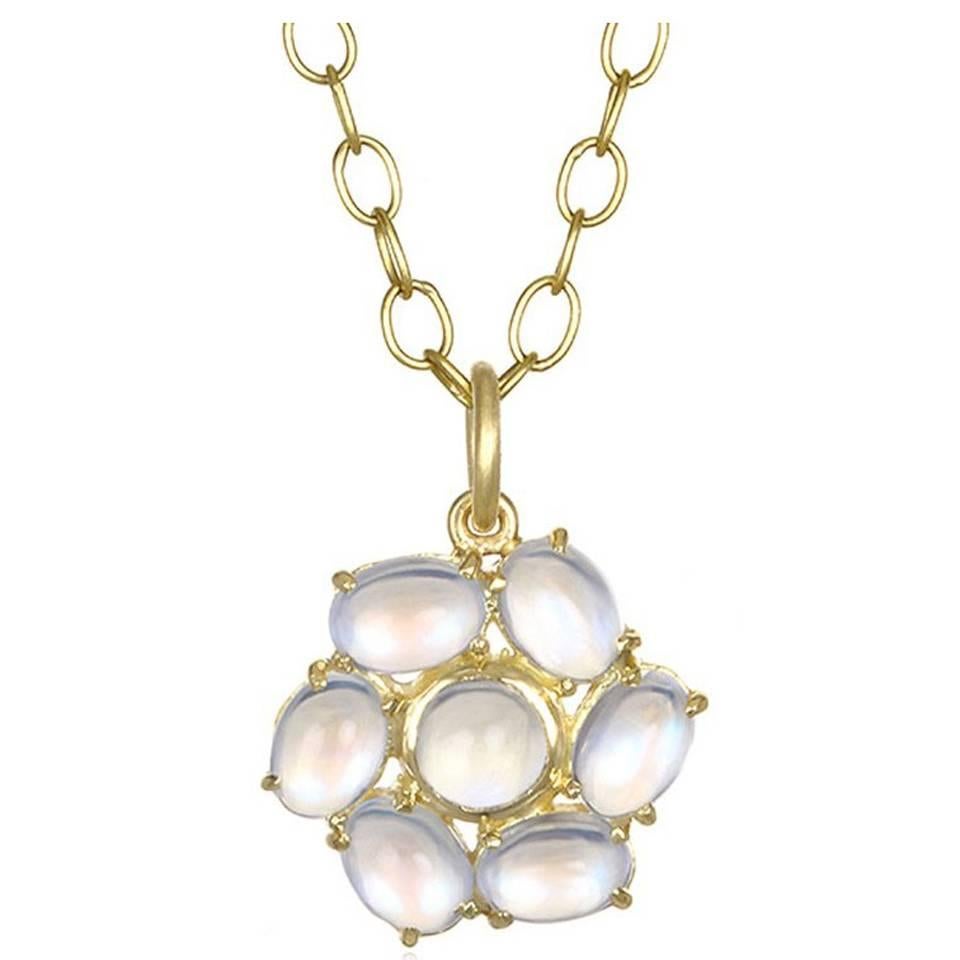 Contemporaneo Faye Kim Ciondolo in oro 18 carati con pietra di luna di Ceylon e margherita in oro in vendita