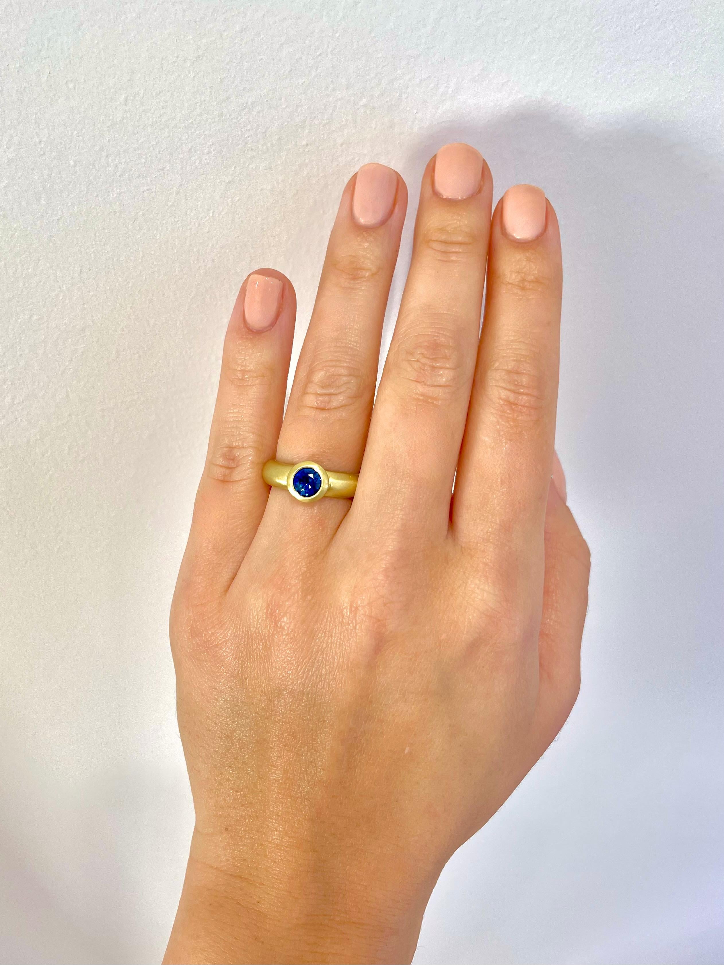 18 Karat Gold Ceylon Saphir Lünette-Ring von Kim für Damen oder Herren im Angebot