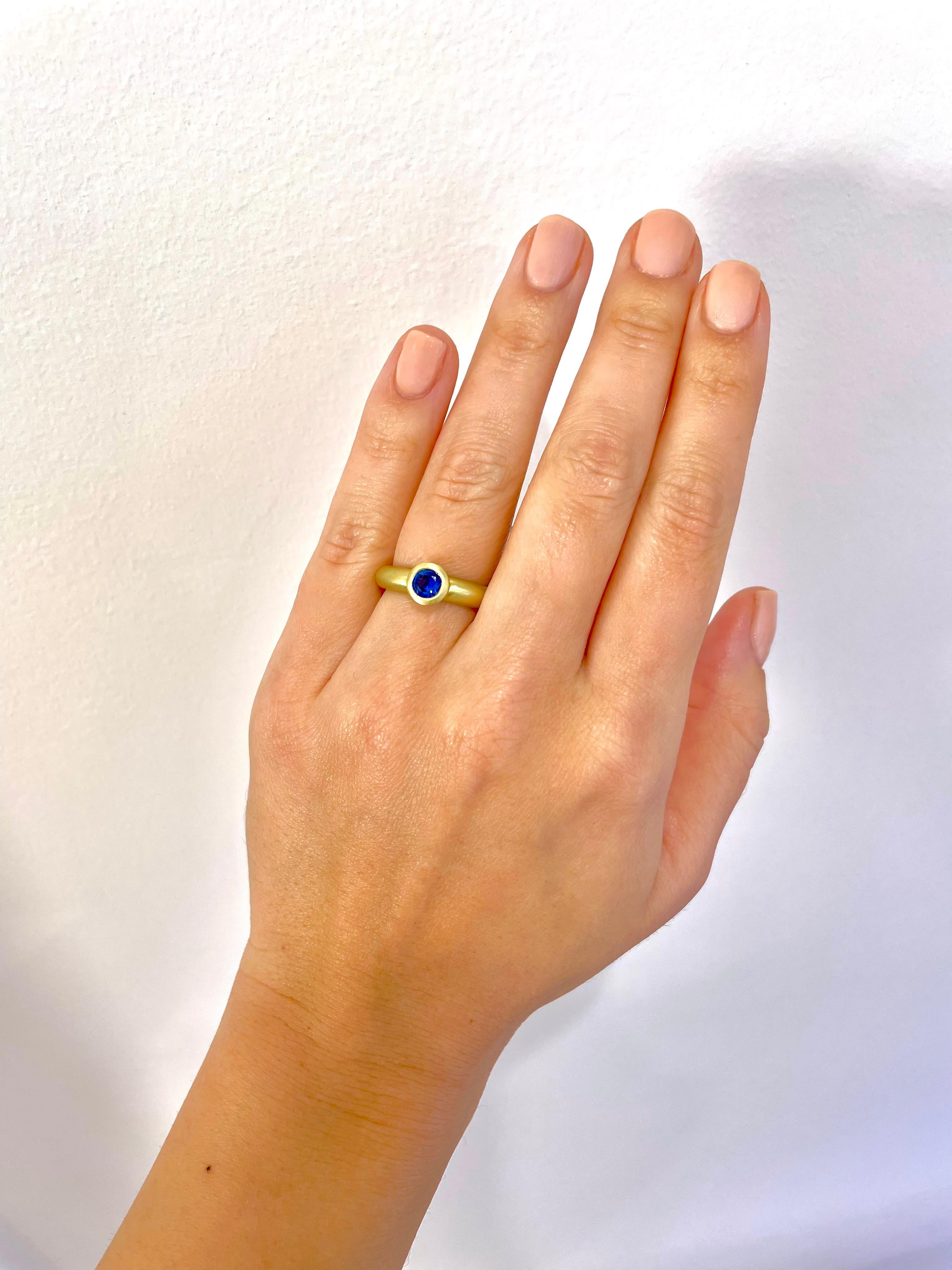 Round Cut Faye Kim 18 Karat Gold Ceylon Sapphire Bezel Ring For Sale