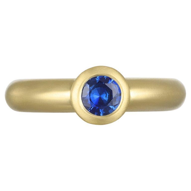Faye Kim 18 Karat Gold Ceylon Sapphire Bezel Ring For Sale at 1stDibs