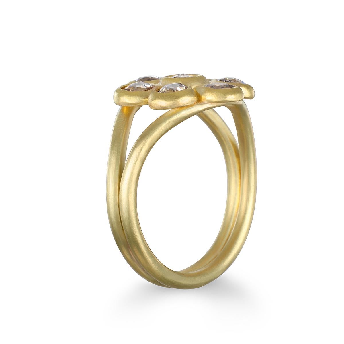 Der 18 Karat Gold Champagne Rose Cut Diamond Daisy Ring von Faye Kim mit seinem funkelnden Blumenmotiv in der Mitte verfügt über einen mattierten, runden, geteilten Schaft und eingefasste 
